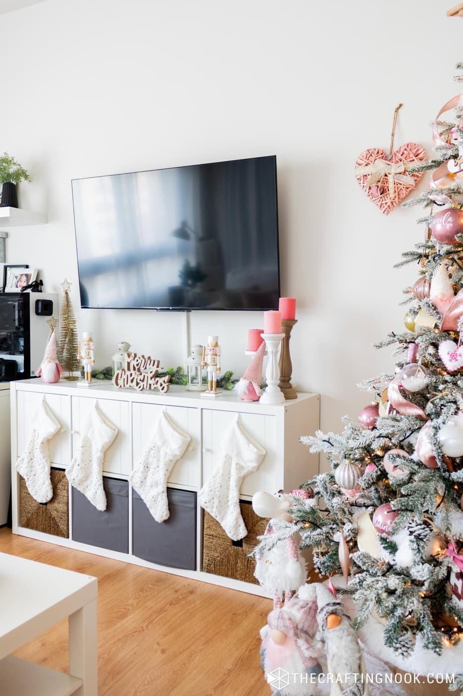 general view of the television space and the furniture below decorated with the elements described in the post
